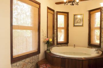 Jetted tub