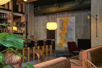 Lobby lounge