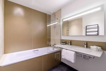 Deep soaking bathtub