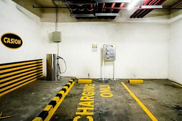 Electric vehicle charging station