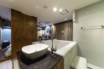 Deep soaking bathtub