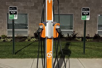 Electric vehicle charging station