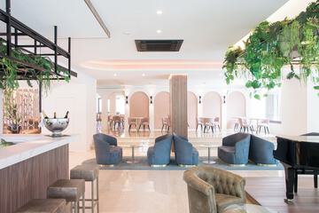 Lobby lounge