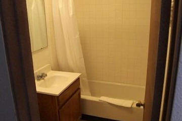 Deep soaking bathtub