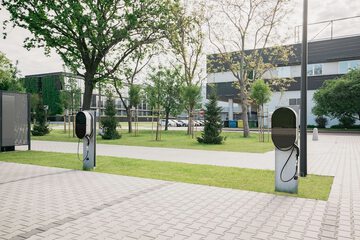 Electric vehicle charging station