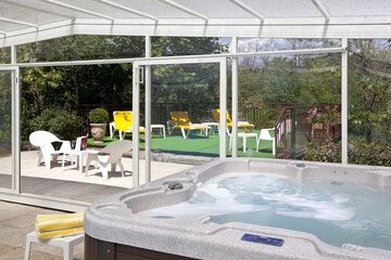 Indoor spa tub