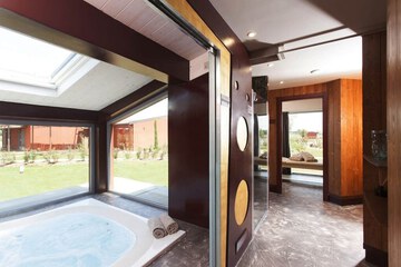 Indoor spa tub