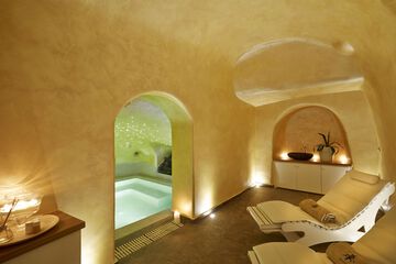 Indoor spa tub