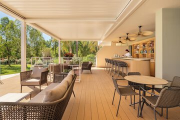 Poolside bar