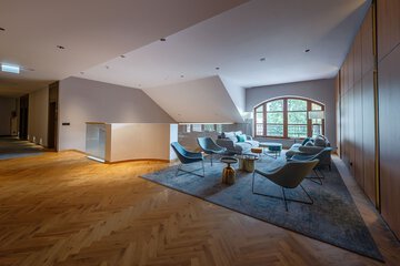Lobby lounge
