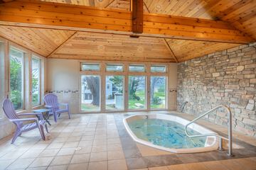 Indoor spa tub