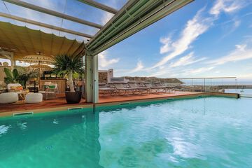 Indoor/outdoor pool