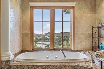 Deep soaking bathtub