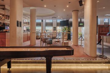 Lobby lounge