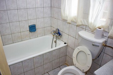 Deep soaking bathtub