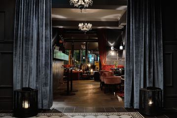 Lobby lounge