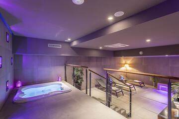 Indoor spa tub