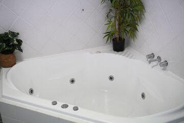 Private spa tub