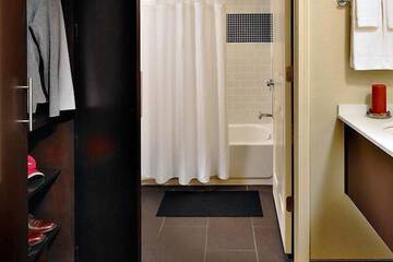 Deep soaking bathtub