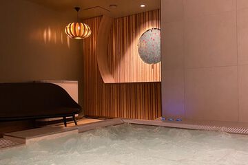Indoor spa tub
