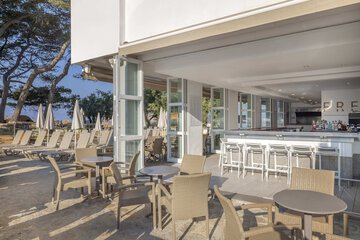 Poolside bar