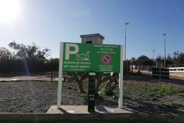 Electric vehicle charging station