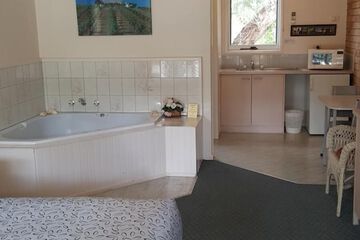 Deep soaking bathtub