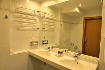 Bathroom sink