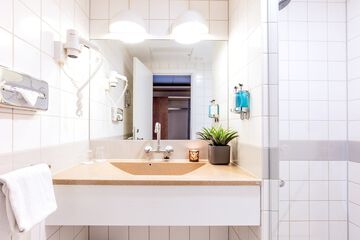 Bathroom sink