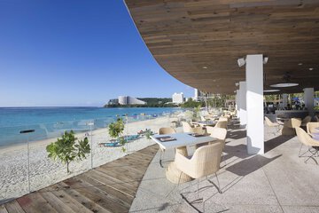 Poolside bar