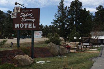 Saddle & Surrey Motel