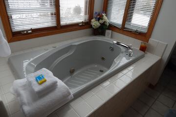 Indoor spa tub