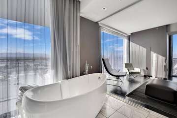 Deep soaking bathtub