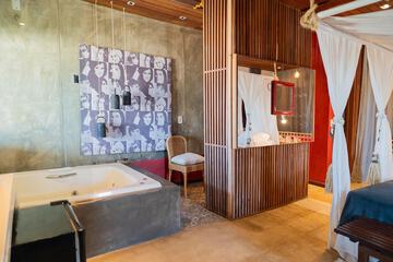 Private spa tub
