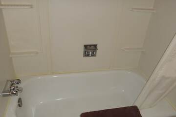 Deep soaking bathtub