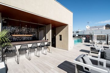 Poolside bar