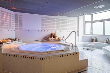 Indoor spa tub