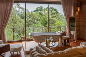 Deep soaking bathtub