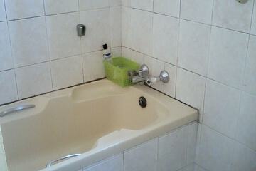 Deep soaking bathtub