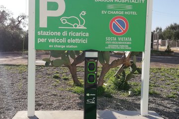 Electric vehicle charging station