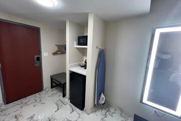 Room 6 of 10
