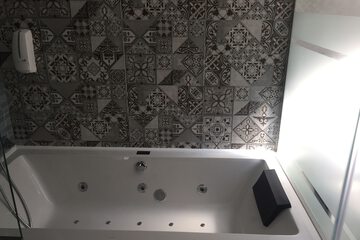 Jetted tub