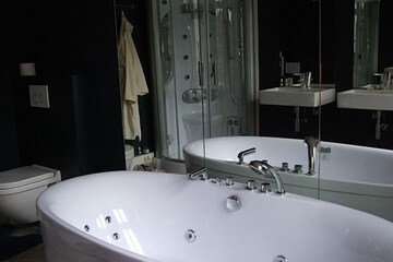 Deep soaking bathtub