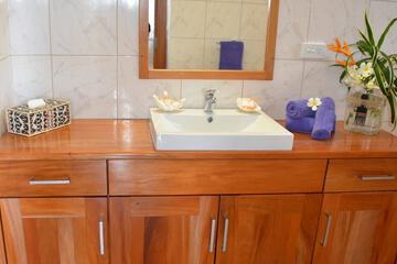 Bathroom sink