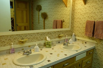 Bathroom sink
