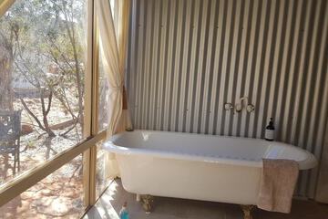 Deep soaking bathtub