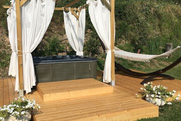 Outdoor spa tub