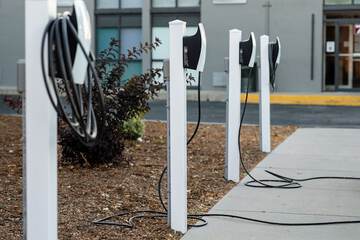 Electric vehicle charging station