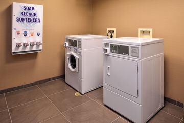 Holiday Inn Express and Suites Fairmont by IHG