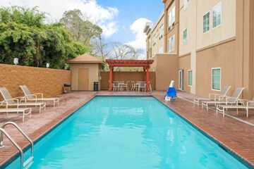 Indoor/outdoor pool
